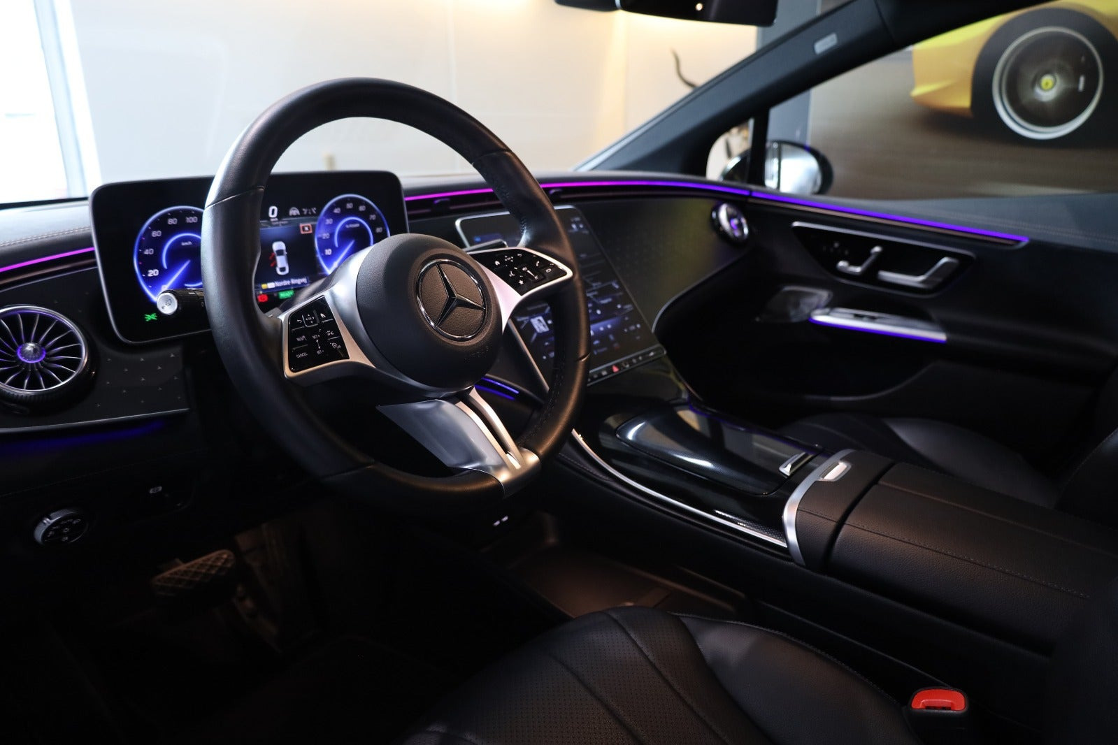 Hvid Mercedes EQE350 fra 2023