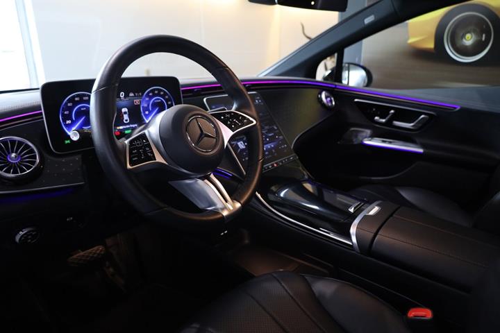 Hvid Mercedes EQE350 fra 2023
