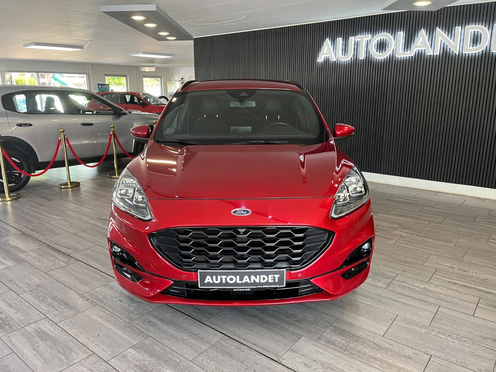 Rød Ford Kuga fra 2020
