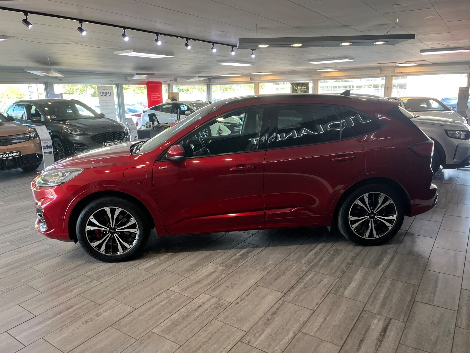 Rød Ford Kuga fra 2020