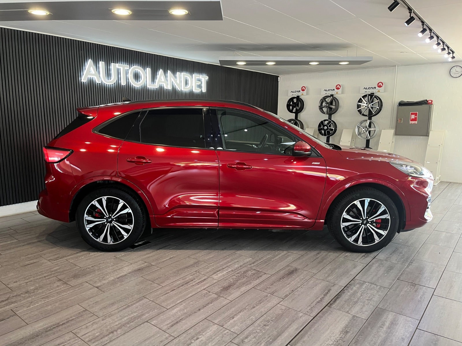 Rød Ford Kuga fra 2020