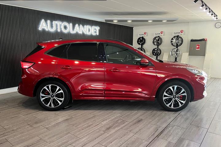 Rød Ford Kuga fra 2020