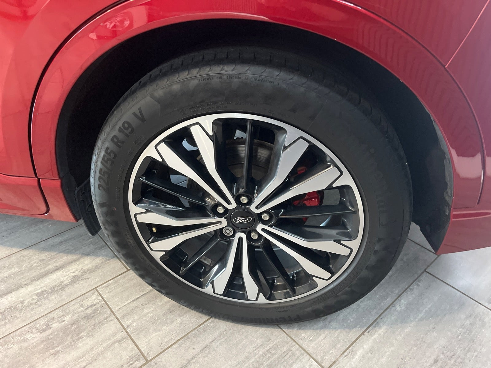 Rød Ford Kuga fra 2020