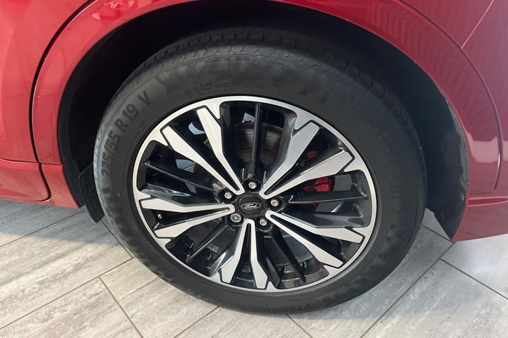 Rød Ford Kuga fra 2020