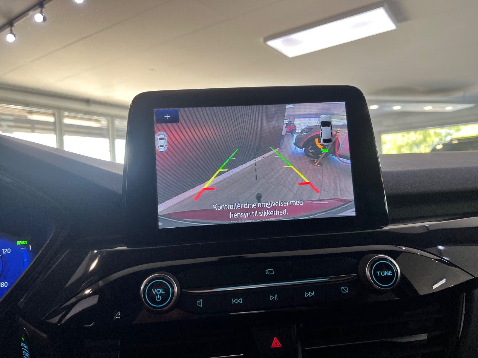 Rød Ford Kuga fra 2020