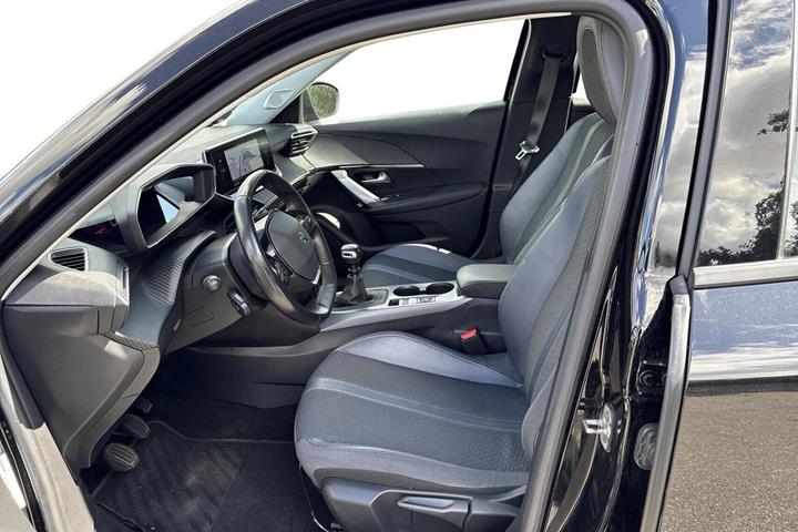 Sort Peugeot 2008 fra 2020