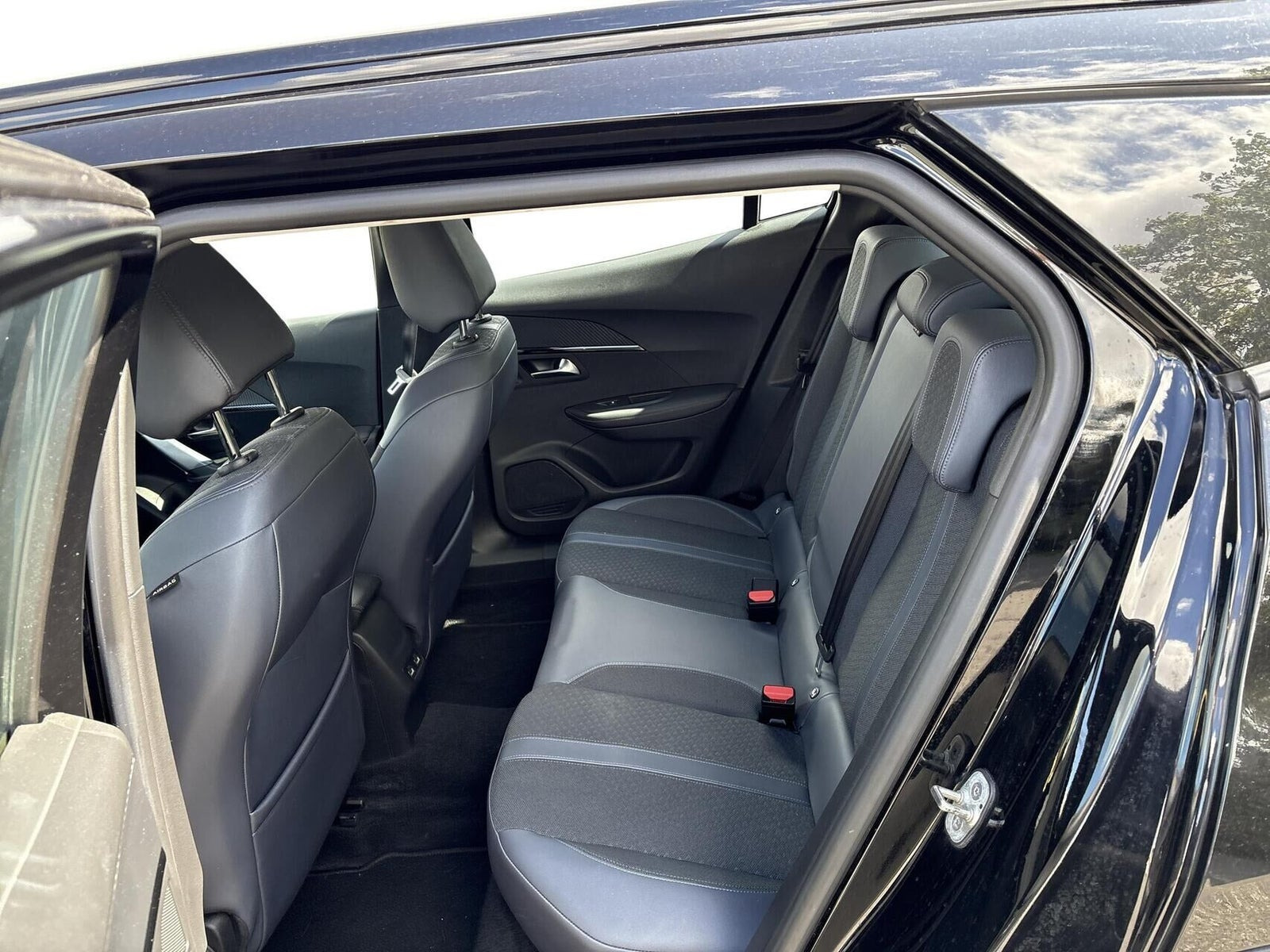 Sort Peugeot 2008 fra 2020
