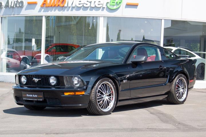 Sort Ford Mustang fra 2004
