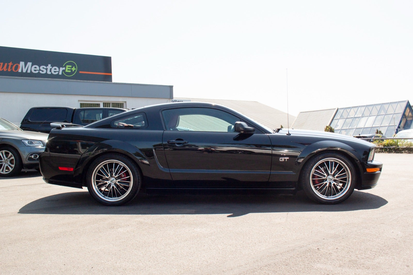 Sort Ford Mustang fra 2004