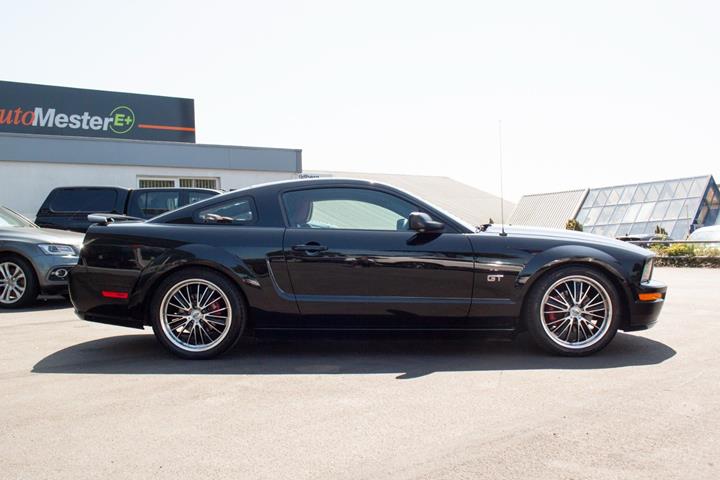 Sort Ford Mustang fra 2004
