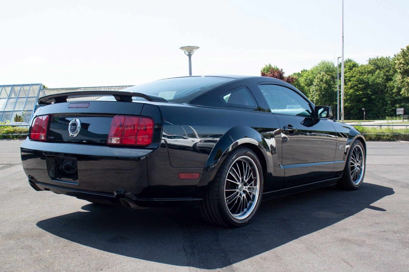 Sort Ford Mustang fra 2004