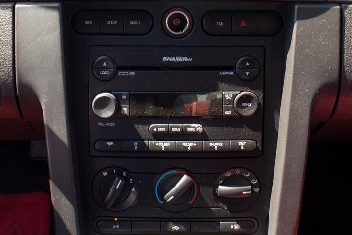 Sort Ford Mustang fra 2004