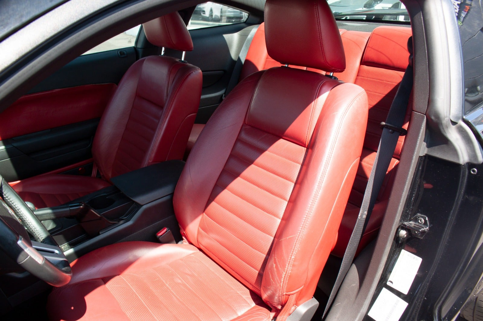 Sort Ford Mustang fra 2004