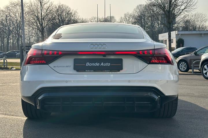 Hvid Audi e-tron GT fra 2023