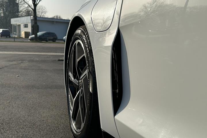 Hvid Audi e-tron GT fra 2023
