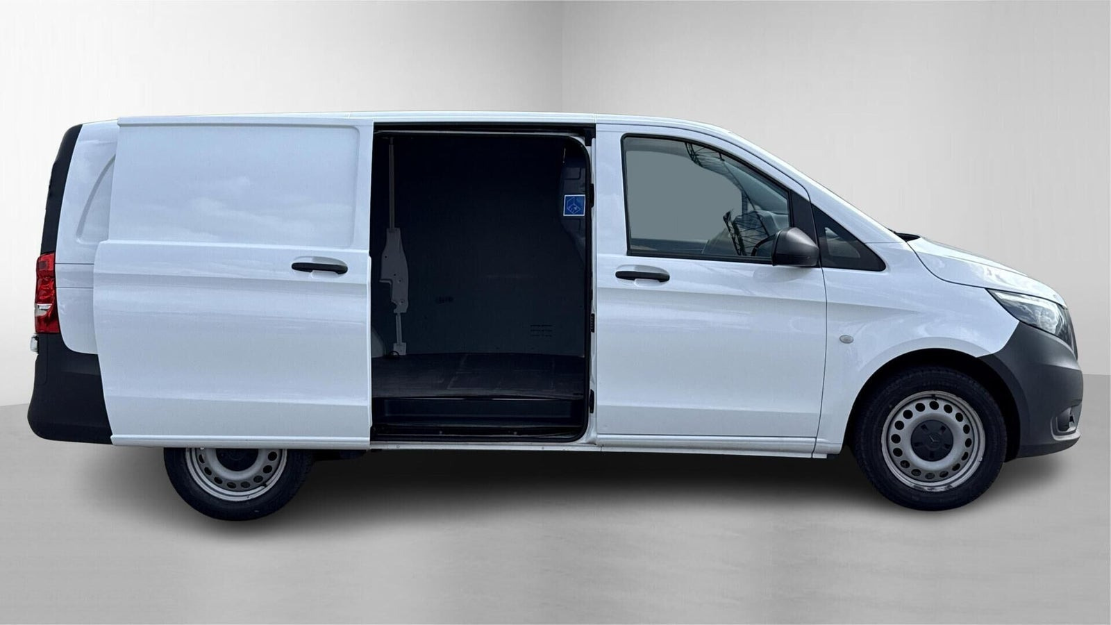 Hvid Mercedes Vito 114 fra 2023