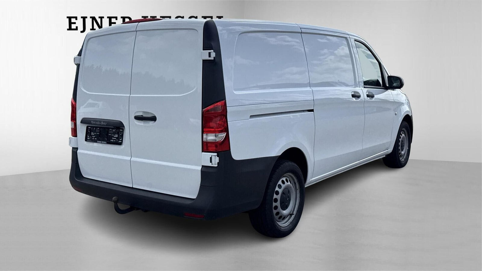 Hvid Mercedes Vito 114 fra 2023