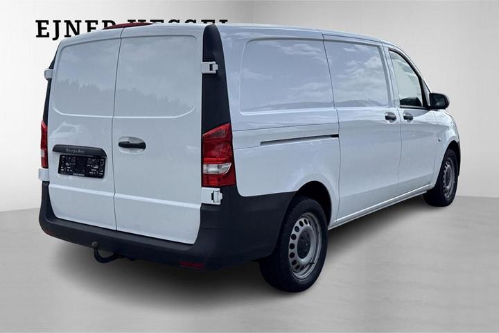 Hvid Mercedes Vito 114 fra 2023