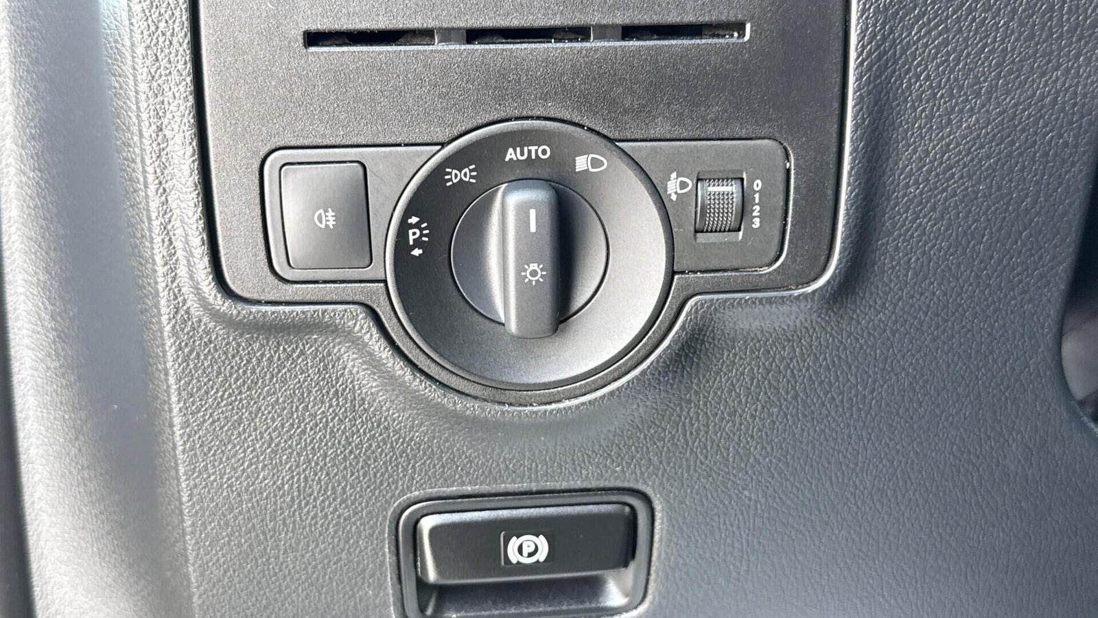 Hvid Mercedes Vito 114 fra 2023