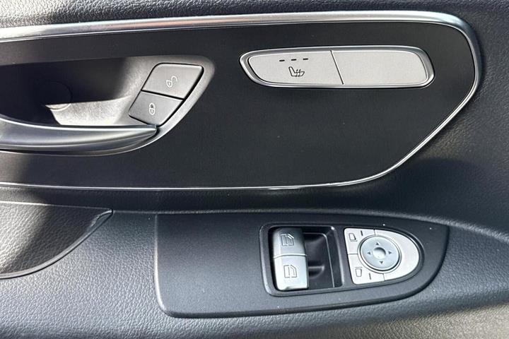 Hvid Mercedes Vito 114 fra 2023