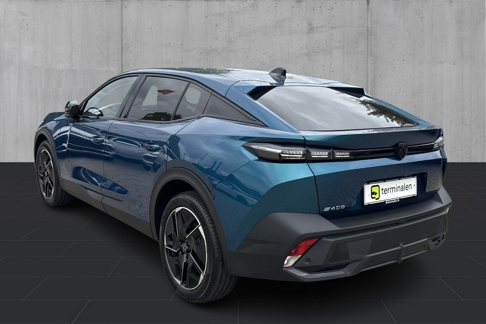 Grøn Peugeot e-408 fra 2026