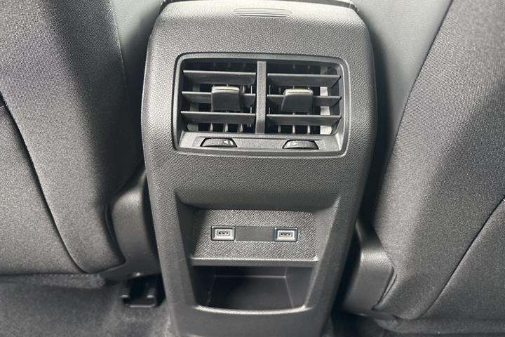 Grøn Peugeot e-408 fra 2026