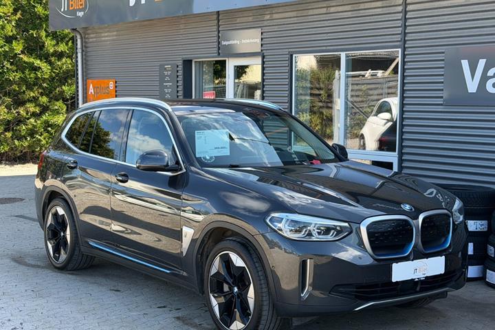 Grå BMW iX3 fra 2021 set udefra