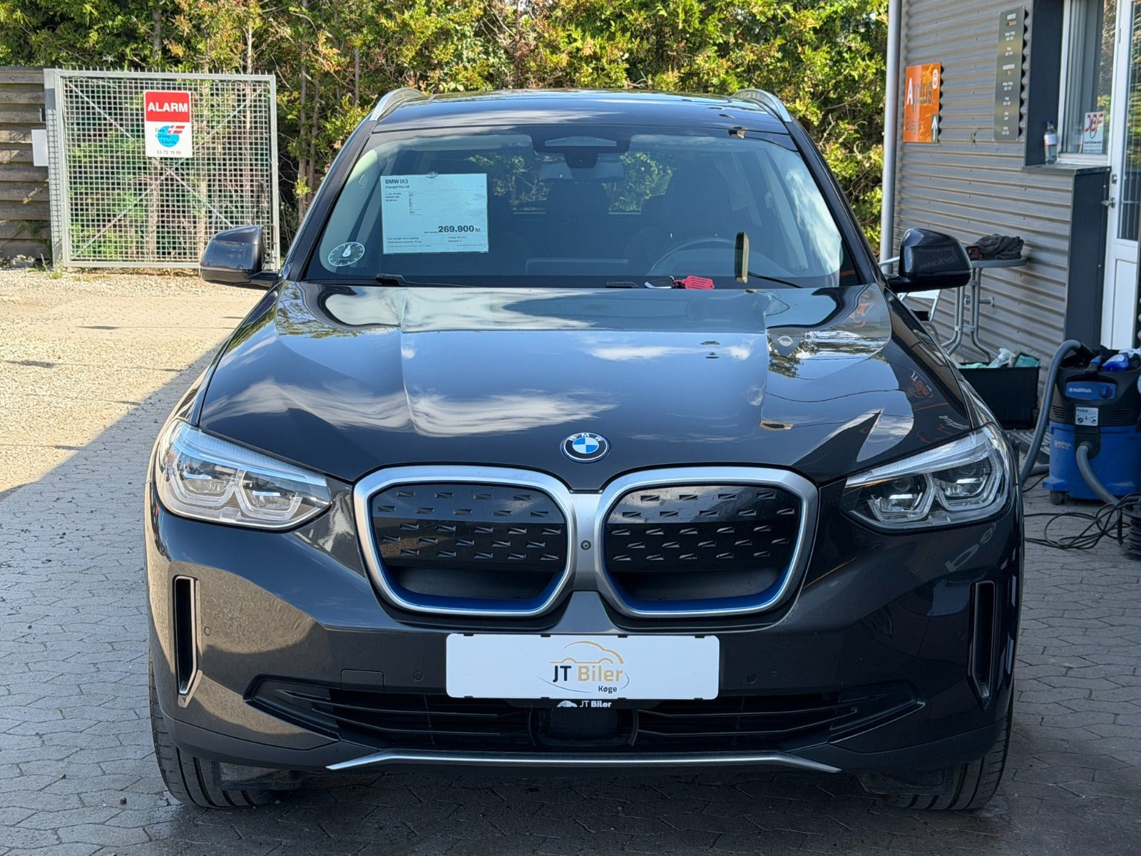 Grå BMW iX3 fra 2021