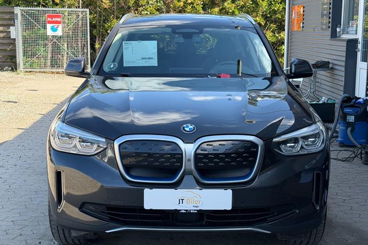 Grå BMW iX3 fra 2021