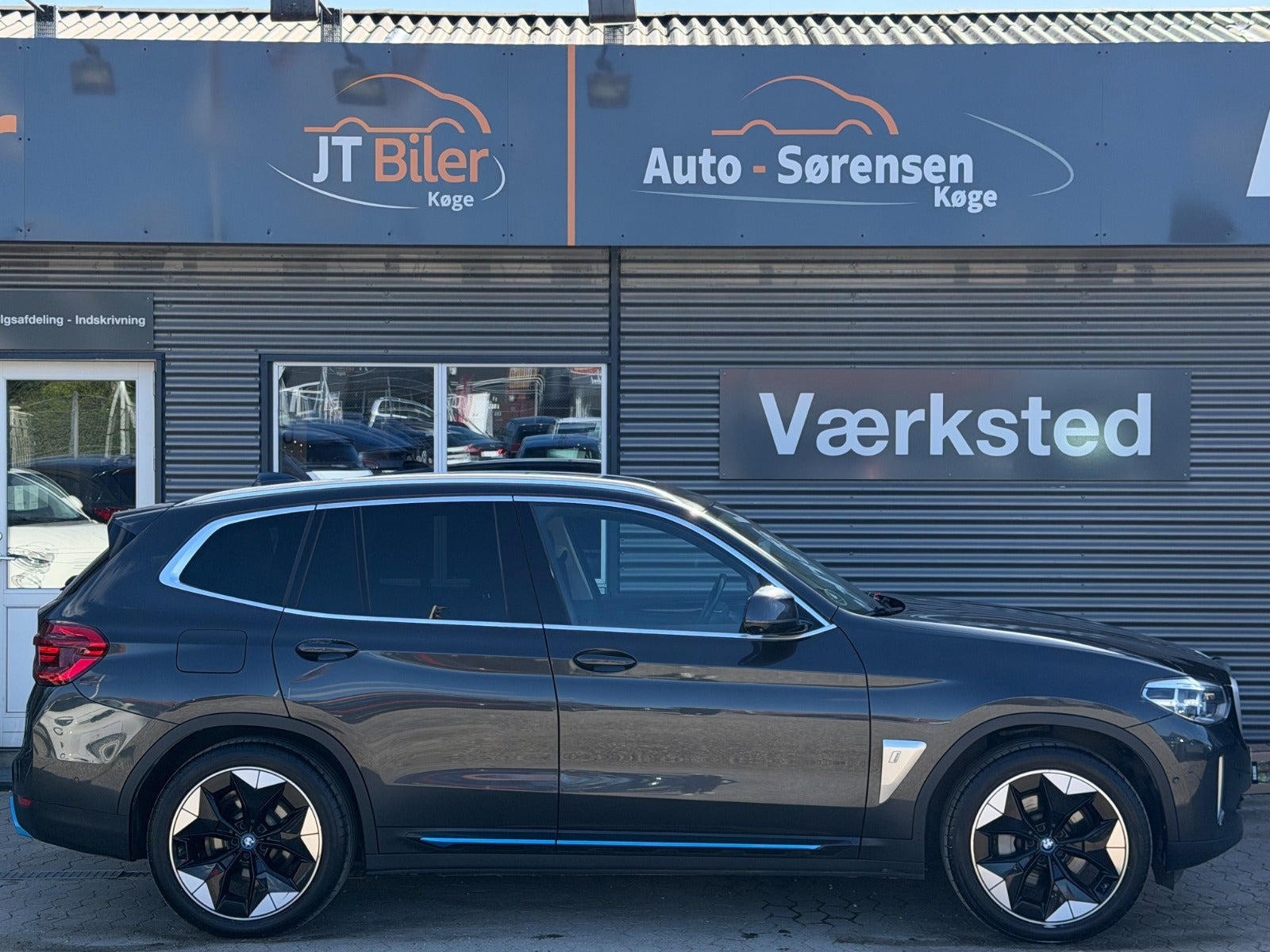 Grå BMW iX3 fra 2021