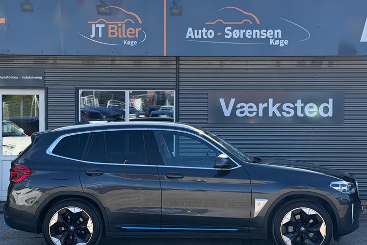 Grå BMW iX3 fra 2021