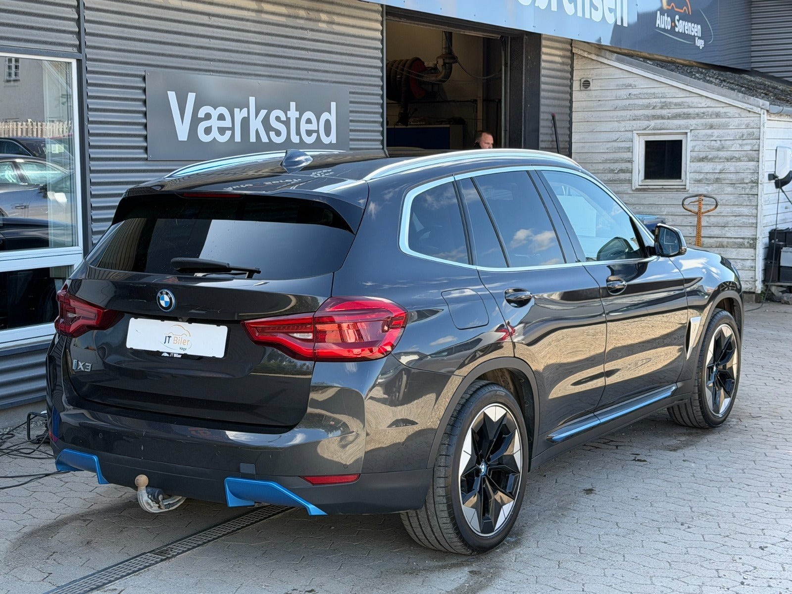 Grå BMW iX3 fra 2021