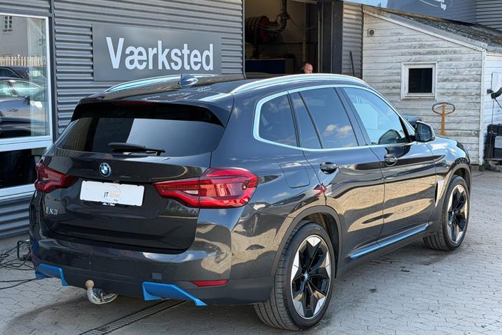 Grå BMW iX3 fra 2021