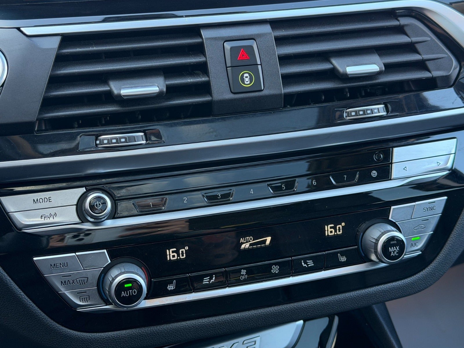Grå BMW iX3 fra 2021