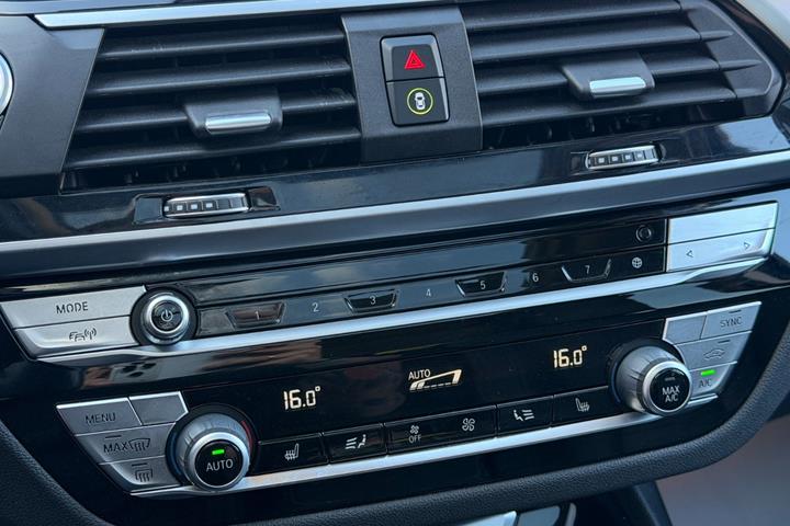 Grå BMW iX3 fra 2021