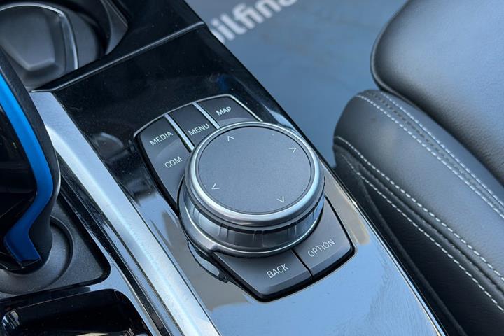 Grå BMW iX3 fra 2021