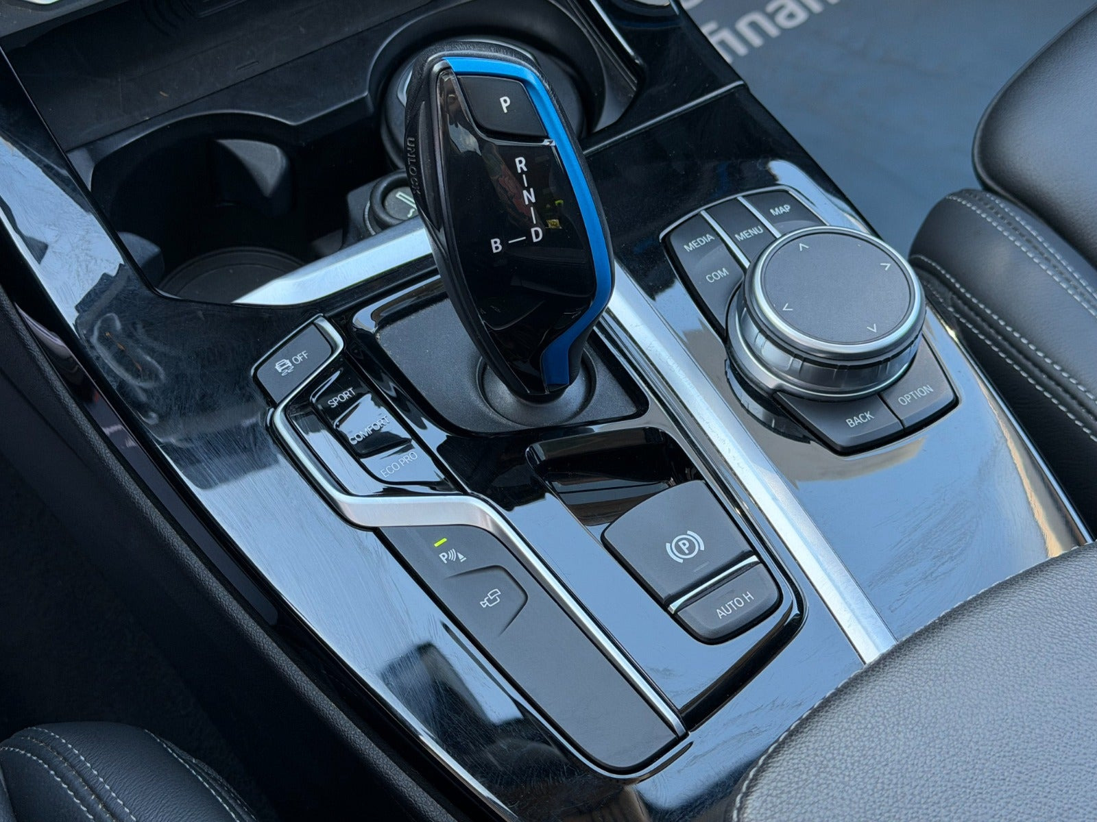Grå BMW iX3 fra 2021