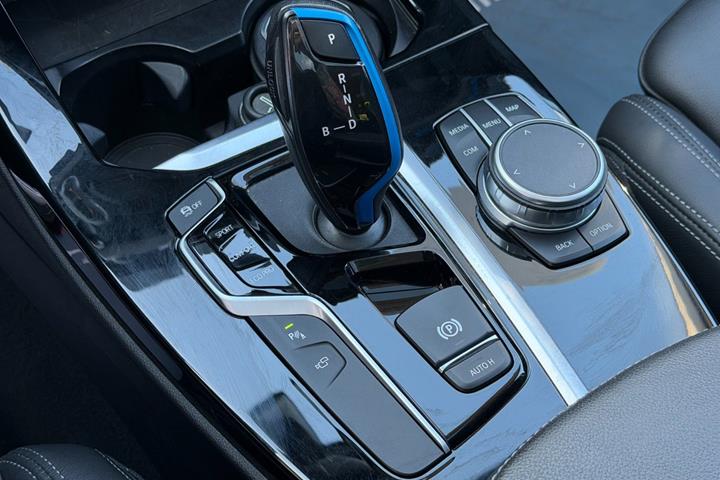 Grå BMW iX3 fra 2021
