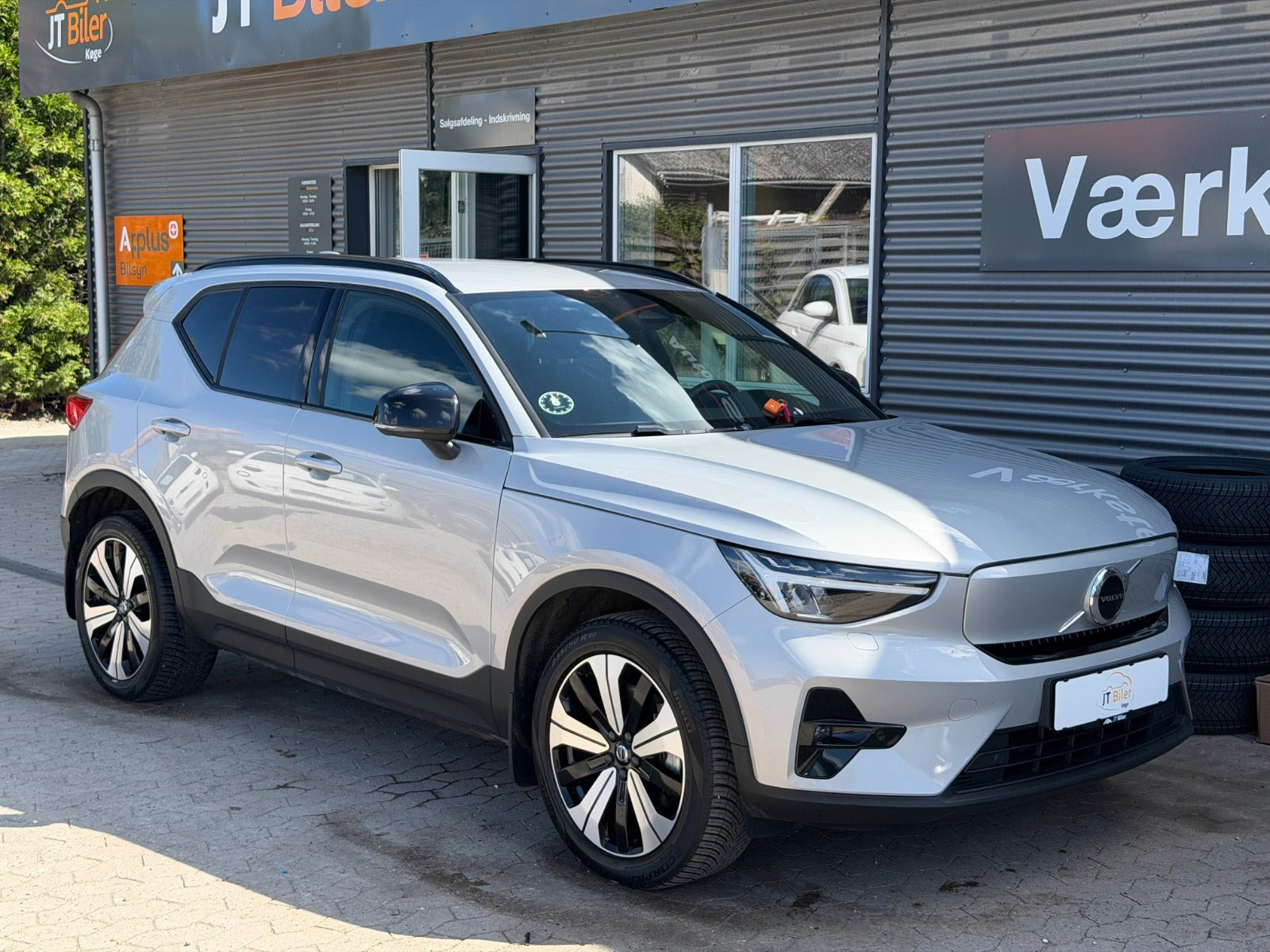 Sølv Volvo XC40 fra 2023 set udefra