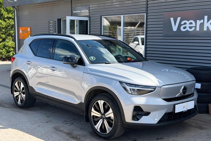 Sølv Volvo XC40 fra 2023 set udefra