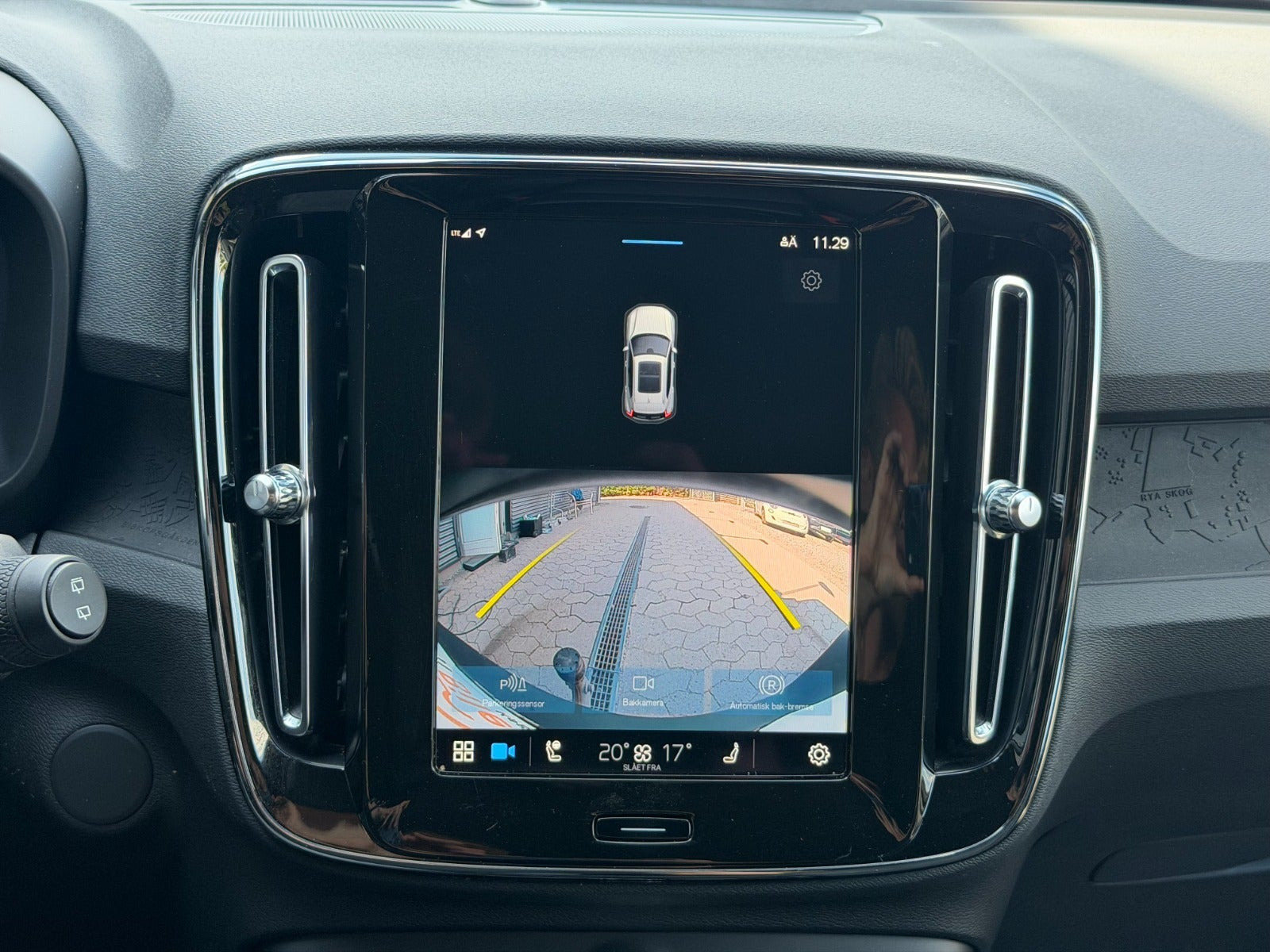 Sølv Volvo XC40 fra 2023