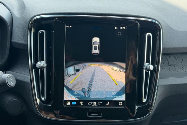 Sølv Volvo XC40 fra 2023