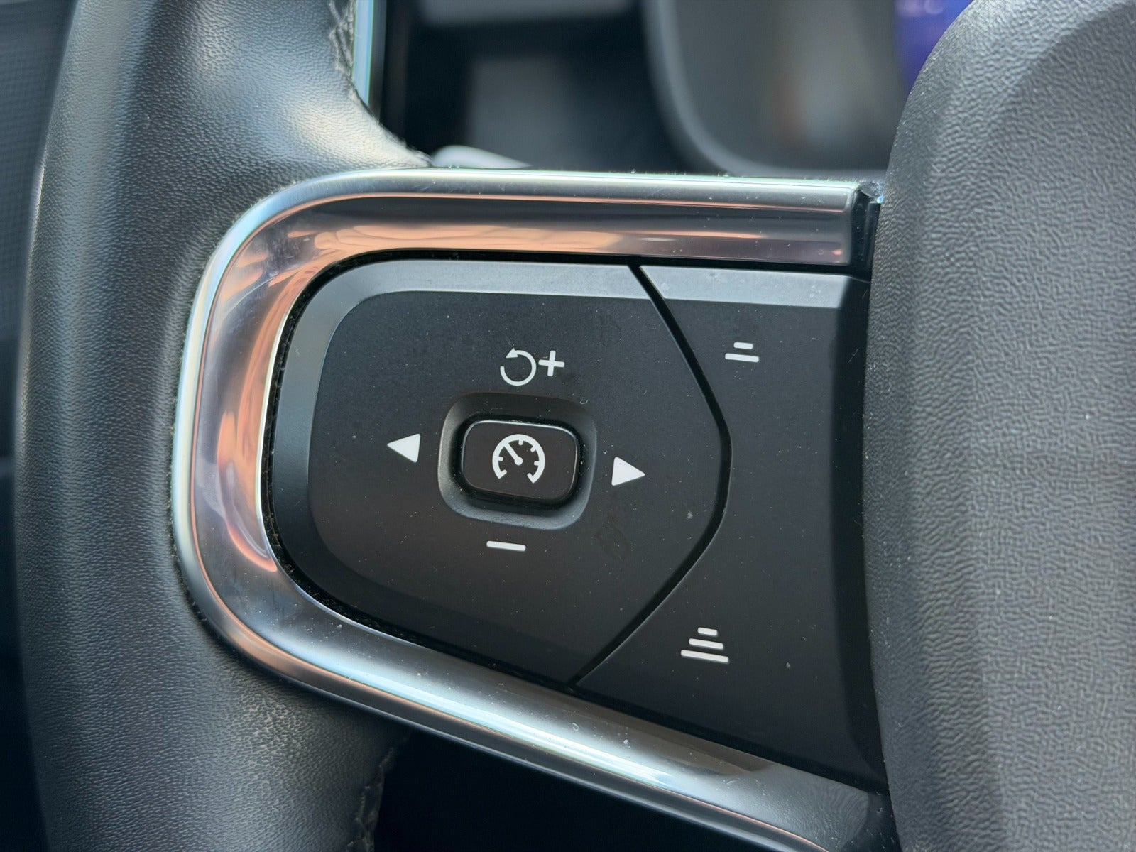Sølv Volvo XC40 fra 2023