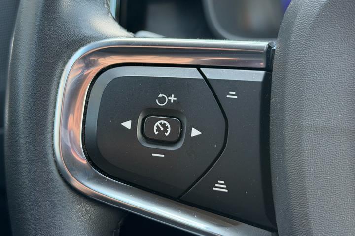 Sølv Volvo XC40 fra 2023