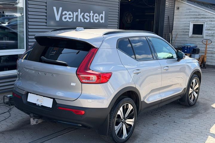 Sølv Volvo XC40 fra 2023