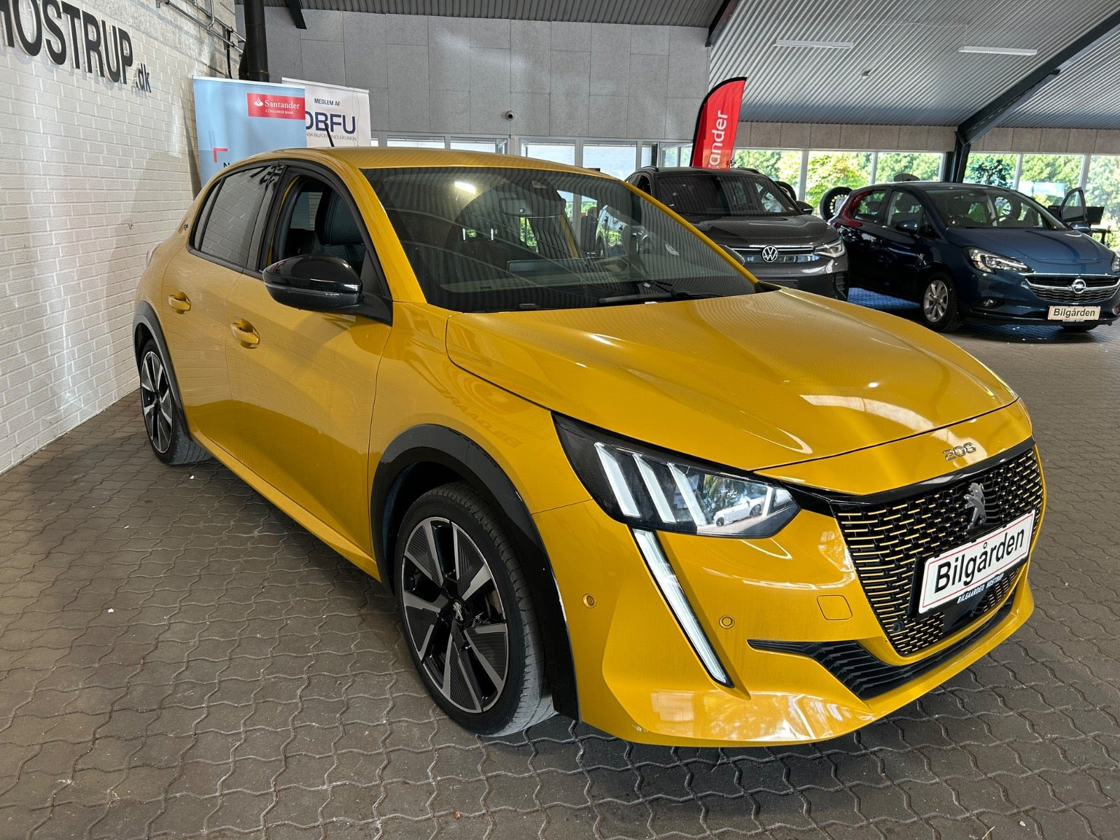 Gul Peugeot e-208 fra 2022