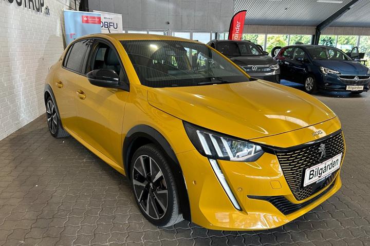 Gul Peugeot e-208 fra 2022