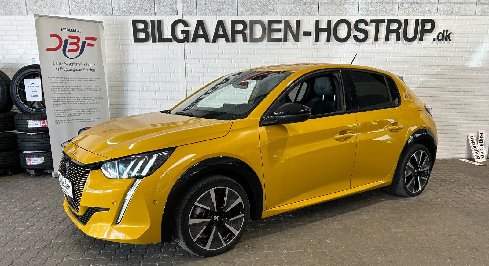 Gul Peugeot e-208 fra 2022