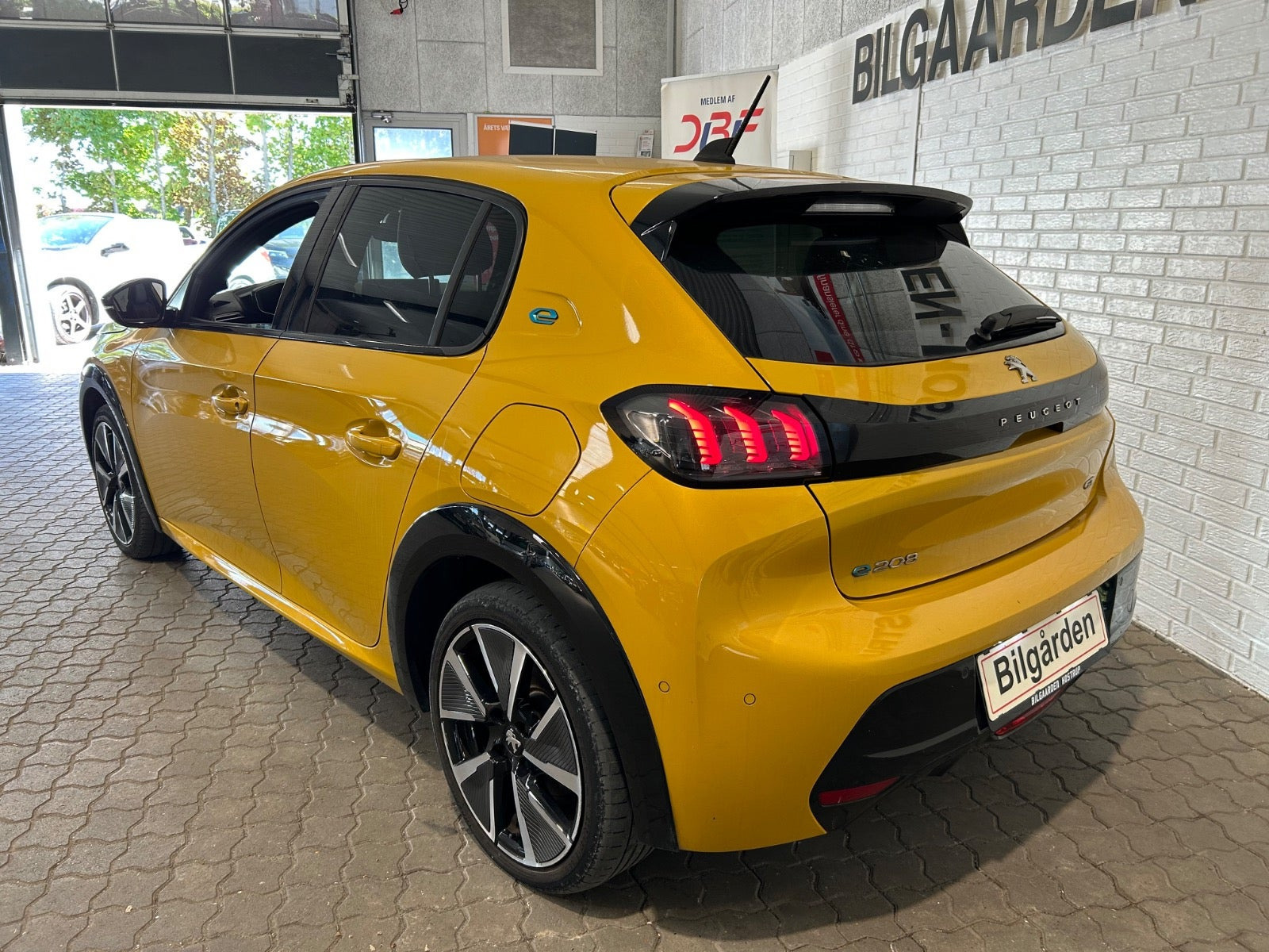 Gul Peugeot e-208 fra 2022