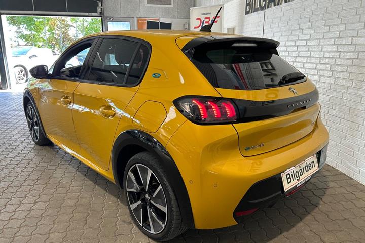 Gul Peugeot e-208 fra 2022